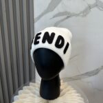 Fendi FENDI Knitted Hat 😘 😱 Simple and elegant 👍  The tight knitting method is very thick, soft and comfortable 🙈 Warm and stylish ❤️ can't bear to put it down 👍 Dear, hurry up and get it 👍😘 Same gender design!