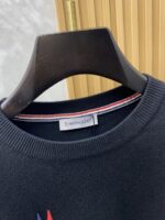 The latest round neck sweater for autumn and winter on the official website of Mengkou 2025 is currently on sale at the counter! Specially supplied wool blended fabric Comfortable to feel It can directly touch the skin, with exquisite embroidered logos and badges that are extremely eye-catching! Details highlight the fashionable charm of big brands Exquisite craftsmanship Stereoscopic cutting style The wearing effect is unbeatable and handsome! All three standards are complete! Size: M-3XL - Image 3