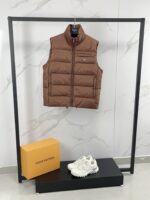 ⬆  ️ 🆕❤️ New Arrivals 🎬PRADA's new autumn/winter 25 down vest features a stand up gold classic style that is lightweight, fluffy, warm, and comfortable. It is a classic and versatile item that can be worn with high quality. Down is a must-have item in the wardrobe, with a high mix and match ratio, making it highly fashionable and full of modern vitality. Lightweight and warm upper body! A sophisticated sense of sophistication; High street style, versatile and fashionable! bllHigh specification filling with 90% duck down, 10% feathers, and a triangular logo badge on the chest! A simple yet personalized item with a well fitted design, which is both basic and easy to wear, perfectly embodies the feeling of leisure. Adhering to its consistent lightweight characteristics, the fabric is relatively stiff and has a particularly high density. Of course, in autumn and winter, its windproof effect is also very good. The cowhide fabric has a good anti drilling effect, and when combined with such cowhide fabric, the upper body will be more comfortable. The small details can also reflect the thoughtful design. All accessories are supplied by customers, and the thread pressing process is processed smoothly and smoothly, with exquisite and perfect workmanship!!Color: Black, Blue, Orange, Red, GreenSize: M L XL 2XL 3XL