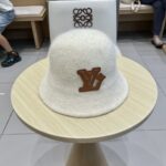 Dior新款爆款兔毛桶帽
遮脸帽 出街必备款！