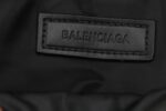 Balenciaga/巴黎世家 24Fw UNITY双环字母小挎包
原7900购入，第一时间拆解面料分析，采用日产品牌客定可再生短纤尼龙格纹面料，手感比普通尼龙面料更具有韧性，紧密度极高，万次开合实验，强效抗撕裂，经无氟DWR处理，可防泼水可容纳手机，钱包，卡片等物件，满足生活需求特定品牌YKK拉链拉头五金，拉链届的爱马仕，定制三分提花logo织带，独家开模插扣，激光刻印Logo，进口田岛机绣花，针线紧密饱满，完美还原，Spacermesh软垫背幅舒适而通风透气，轻量耐用，功能性多样，可日常搭配可户外
Size：18x7x24cm - Image 6