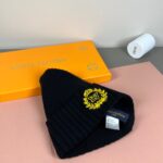 配防尘袋
路易威登LOUIS VUITTON🎩官方热卖爆款，羊毛针织毛线帽，时尚好品质高端大气，超柔软！超火爆💖质感很赞，出街超好搭配！时尚潮流！秋冬必备单品，快快入手哦！ - Image 8