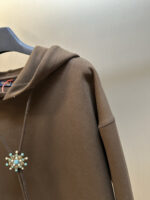 Louis Vuitton Sunflower Hoodie: A Dazzling Fashion Statement
This Louis Vuitton sunflower hoodie is a true showstopper. The front is adorned with dazzling beadwork that intricately carves out Morgan - style floral motifs, resembling precious gems. It also incorporates a bolo - tie - inspired design, paired with a warm and sophisticated Tindal coffee - colored palette.

The embroidery is a masterpiece in itself. It features imported machine - embroidered phoenix eyes. Utilizing an advanced computer - controlled system and precision mechanical components, the embroidery boasts high accuracy, with smooth and delicate lines that add an extra layer of refinement.

Available in sizes S - XXL, this hoodie is a must - have for those who want to make a bold and stylish statement. - Image 8