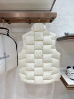 。特级羽绒⬆️Moncler x Christopher Raxxy 明星同款 男女款3D绗缝拉链羽绒马甲. 
🎁出厂标配全套柜台礼盒包装.升级原版磁吸礼盒.
这款羽绒是Moncler xChristopher Raxxy系列的男女同款单品，装饰元素传达了梦想阶梯的设计理念。
演员周雨彤、王安宇倾情演绎“梦幻楼梯”设计理念.
这款立体绗缝羽绒马甲采用轻质抗撕裂面料制成，由品牌携手
Christopher Raxxy合作打造。此款羽绒外套设计源自螺旋楼梯，其装饰元素代表着蜿蜒曲折的命运台阶。
详情
•采用轻质抗撕裂面料制成
•细密抗撕裂面料衬里
•拉链开和
•隐藏式口袋
•防风门襟
•拉链开合
•绗缝贴片，填充羽绒
•联名毛毡标识贴片
Size : 0-4黑色/浅蓝/奶白/三色入.情侣款 - Image 9