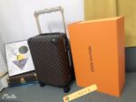 GF4343FB
全新 Horizon 拉杆箱以个性创意革新路易威登的传奇经典，为标志性 Monogram 帆布点缀旅行贴饰，追溯品牌传统行李箱的设计风尚。皮革边角保护和超大外置拉杆丰富智慧细节，打造优雅且实用的旅行伴侣。
详细特征

（长×宽×高）
·Monogram 帆布
.牛皮饰边
.织物内衬
.银色金属件
.拉链开合，配有挂锁
.路易威登标识
.内层平整
.弹性饰带
.口袋分层
.皮革边角
.大号外置拉杆
.4 个紧凑型滑轮
.机舱行李尺寸