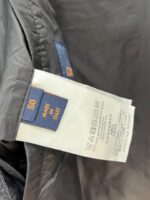 LV 2025ss秋冬新款 经典夹棉马甲，
采用防沾水面料 绗缝工艺 立体有型 保暖的同时又不失时尚感！休闲帅气感轻松营造 ；随性帅气的欧美调调！流畅利落 上身挺括有型，商务休闲都能很好驾驭的一款! ◾️
尺码 ：M-XXxL - Image 8
