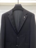 LV2025 autumn new men's casual wool suit jacket, made of high-end custom high-density suit fabric, with finished garments treated with silk gloss, super soft and comfortable, with an excellent texture. Fashionable and stylish upper body, meticulously crafted. The visual effect is super strong. Original tailoring at the counter, all original hardware accessories, and a unique trendy item in the wardrobe. Size: M-3XL 178 140kg L slim fit, maximum weight for wearing 190kg - Image 6