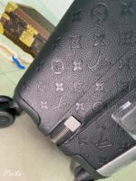 GF4343FB
Horizon 55 拉杆箱为 Taurillon 皮革压印标志性 Monogram 图案，演绎路的经典魅力。可锁止拉链、充裕内部空间和皮革加固边角尽显精湛匠艺，加宽拉杆和灵活双轮成就轻松旅程。

详细特征

(长度 x 高 x 宽)
* 复古 Monogram 帆布
* 网格内衬
* 牛皮饰边
* 金属件
* 大号外侧手柄
* 平整内层
* 皮革边角
* 拉链开合，配有锁扣
* 紧凑型双滑轮
* 可拆卸皮革名牌
* 机舱行李尺寸
* 容积：37 升
* 重量：3.5公斤—kg
* 手柄：双手柄
（16.0） - Image 8