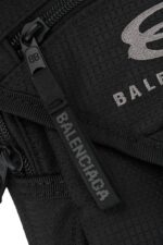 Balenciaga/巴黎世家 24Fw UNITY双环字母小挎包
原7900购入，第一时间拆解面料分析，采用日产品牌客定可再生短纤尼龙格纹面料，手感比普通尼龙面料更具有韧性，紧密度极高，万次开合实验，强效抗撕裂，经无氟DWR处理，可防泼水可容纳手机，钱包，卡片等物件，满足生活需求特定品牌YKK拉链拉头五金，拉链届的爱马仕，定制三分提花logo织带，独家开模插扣，激光刻印Logo，进口田岛机绣花，针线紧密饱满，完美还原，Spacermesh软垫背幅舒适而通风透气，轻量耐用，功能性多样，可日常搭配可户外
Size：18x7x24cm - Image 3