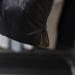 2025秋冬新款🆕羽绒服顶级代购版本羽绒马甲⬆️Moncler Lipsi羽绒马甲.撞色拼接设计.填充超级饱满.

Lipsi男士羽绒马甲采用亮面nylon laqué面料制成，适合换季穿着，带来温暖呵护。

Lipsi短款羽绒马甲演绎Moncler经典设计，是换季衣橱的必需单品。采用轻盈的功能性nylon laqué面料制成，撞色衬里尽显活力。
详情
•采用轻盈nylon laqué面料制成
•轻盈nylon laqué衬里
•填充羽绒
•立领
•拉链开合
•拉链口袋
•雪尼尔标识贴片
Size：1-5 黑色/象牙白 情侣款 - Image 14