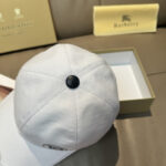Comes with box bag, Burberry's latest original baseball cap, 1:1 mold customization, Tiger offset printing! Original canvas fabric+top layer cowhide, meticulous workmanship, original factory quality, exclusive physical photography. Black and white two-color shipping. - Image 5