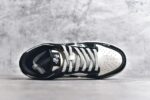 #NK SB Dunk Low x Stussy 黑神话悟空 白黑小钩翻毛满天星
纯原大厂出品 极力推荐👏
原装头层材料 独家版型蒸餾加工
帶來的是更好的视觉和脚感体验
大厂纯原品质出货 清洁度 电绣工艺 
皮料切割干净无任何毛边 细节完美
官方货号：XX2025 555
尺码：36 36.5 37.5 38 38.5 39 40 40.5 41 42 42.5 43 44 44.5 45 - Image 4