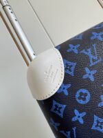 GF4343FB
独家实拍 丝印字母拉杆箱】全新 Horizon 拉杆箱以个性创意革新路易威登的传奇经典，为标志性 Monogram 帆布点缀旅行贴饰，追溯品牌传统行李箱的设计风尚。皮革边角保护和超大外置拉杆丰富智慧细节，打造优雅且实用的旅行伴侣。详细特征35.0 x 23×53cm（长×宽×高）人工测量1-2cm误差 
【温馨提示❤️此款无包装/不支持退换】 - Image 3