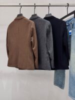 LP NuoyoupianyaColor: Black, Coffee, GreySize: M-4XL 178 135 pounds, wearing L, maximum wearing 190 poundsIntroduction: New men's wool suit jacket for autumn and winter 2025. The latest new product on the cabinet, exclusively launched nationwide, uses 60% wool fabric, with delicate and textured feel. The unique design of the entire garment is distinctive, and the pattern and cutting are quite stylish. It follows the brand's usual exquisite and elegant temperament, reproducing the contemporary style of men's clothing design. The most unique feature lies in the minimalist and atmospheric design, with a strong visual effect and strong style. The details and materials are exquisite everywhere, and the showcase is recommended to give men the most exquisite dressing. The high-end temperament is elegant, and it is a must-have for stylish men. - Image 5