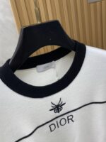 The latest round neck sweater for autumn and winter on the Dior 2025 official website is currently on sale at the counter! Specially supplied wool blended fabric Comfortable to feel It can directly touch the skin, with exquisite embroidered logos and badges that are extremely eye-catching! Details highlight the fashionable charm of big brands Exquisite craftsmanship Stereoscopic cutting style The wearing effect is unbeatable and handsome! All three standards are complete! Size: M-3XL - Image 3