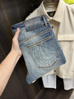 【Armani Jeans | Classic Denim, Embossed with Luxury DNA】 When streetwear meets haute couture, a pair of jeans can become a badge of status.
Deconstructing the language of denim with centuries-old craftsmanship, we infuse every inch of fabric with a modern attitude and luxurious details, making everyday wear a silent declaration of taste.
✨ A pair of jeans is an attitude, and even more so, a legacy.
It's not just a wardrobe essential, but also an interpretation of the brand's spirit—
"From suitcases to jeans, we have always defined the boundaries of luxury with the ultimate craftsmanship."
Sizes: 28-42