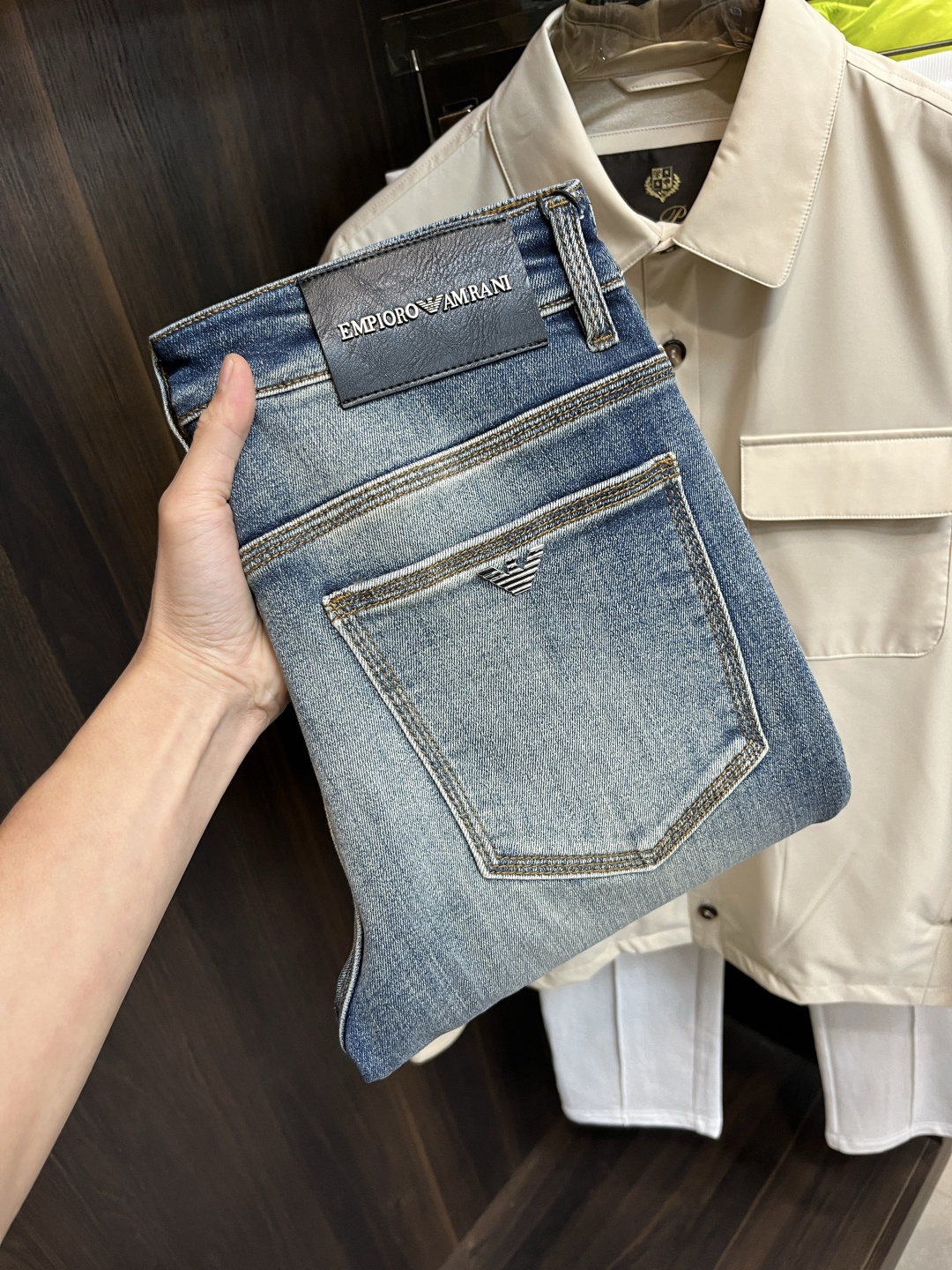 【Armani Jeans | Classic Denim, Embossed with Luxury DNA】 When streetwear meets haute couture, a pair of jeans can become a badge of status.
Deconstructing the language of denim with centuries-old craftsmanship, we infuse every inch of fabric with a modern attitude and luxurious details, making everyday wear a silent declaration of taste.
✨ A pair of jeans is an attitude, and even more so, a legacy.
It's not just a wardrobe essential, but also an interpretation of the brand's spirit—
"From suitcases to jeans, we have always defined the boundaries of luxury with the ultimate craftsmanship."
Sizes: 28-42