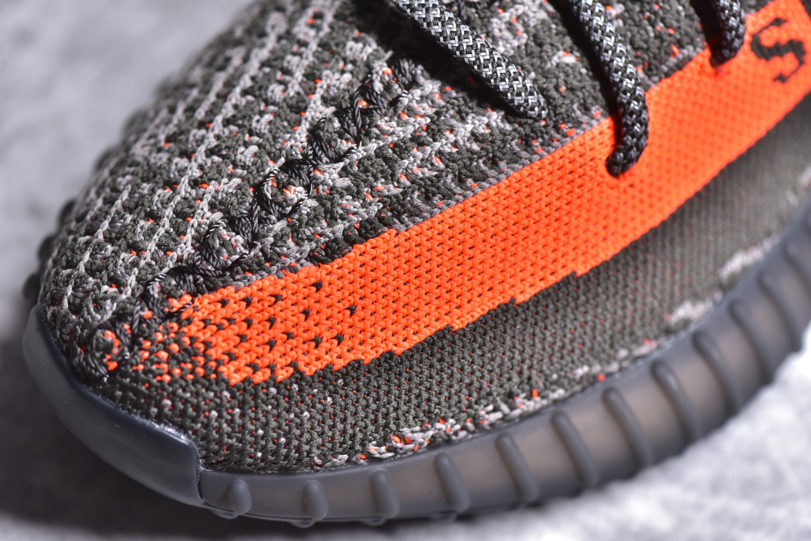 ▪️细节鉴赏
Ad Yeezy Boost 350 V2 椰子 暗夜版 灰橙