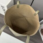 L⊚℮w℮新款🆕小号 亮面牛皮革 Puzzle Fold Tote采用标志性包袋的标志性几何线条，并通过图形和建筑面板重新设计它们 使包完全可以折叠平整，饰有低调的 L⊚℮w℮品牌标志，🉑️肩背或手提 绒面革衬里L⊚℮w℮烫金。
size:25.5*14.5*31.5CＭ
型号：052316 - Image 9