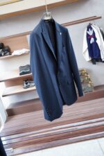 25SS autumn and winter new suit suit suit 🫑🫑 Two piece trendy and fashionable suit, a must-have item for business elite wardrobes, men's formal wear, fashionable and trendy wear, brand classic logo logo logo super generous, classic styles will be released every quarter! Wearing the pattern is really great, strongly recommended!Sharp and ergonomic tailoring, with a tall and handsome upper body, simple and elegant. Comfortable and slim fit, showcasing a gentlemanly demeanor at a glance. Made from carefully selected suit fabrics, including 20% wool, 18% viscose, 58% polyester, and 4% spandex, the fabric feels soft and delicate, with good luster and elasticity. The waist is made of sheepskin and leather, and is adorned with Louis Vuitton's soul logo embossed with letters! The silhouette and waist cinching add more comfort to the dressing of stylish men, making them look slim yet handsome!Used for making high-end professional and business formal suits, renowned worldwide for its classic and solemn design style. A high-end business casual suit set that requires high craftsmanship, takes a long time to make, and can be worn all year round!The fabric is flat, with a smooth and full texture, and a firm appearance. It is made of high-quality cotton wool material, and the quality of the material is visible when tied tightly.Regarding details: The high-end suit is cut with a modern feel, combining traditional cutting art with modern production techniques. It adopts fully imported automatic cutting pieces, with almost zero error in each piece of fabric, and then hand sewn by top tailors to ensure the fit and beauty of every part. The front two layers are saved, and according to the principles of ergonomics, it is slim fitting but not tight fitting. The elastic of the cow tendons on both sides of the waistband of the trousers can be adjusted! Not wearing tight waists!Classic collar design, classic style without conservatism, simple and elegant. The lining of the collar is made of pure handmade tribute needles, and we insist on hand sewing handicrafts, all of which are from the hands of experienced craftsmen. The quotation is based on the labor and time consumption per meter, and each stitch is rigorous and excellent, without any burrs or stitches on both sides. Handcrafted sleeves, hand nail buckles, hand calibration, and handmade threading can be seen everywhere, delicate and smooth, effectively reducing static electricity in autumn and winter, creating a high sense of unity on the surface and inside. It is worth buying for any man, as it can boost your face in various formal occasions!Color: Black【 Size 】: 46-56 - Image 8