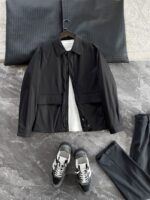 🆕- This collared cotton jacket takes business and casual wear to a new levelDo you want a jacket that can handle various occasions with ease? This lapel jacket perfectly balances the needs of business and leisure with a sharp cut and exquisite details. The 100% polyester twill fabric gives this jacket just the right amount of elasticity and stiffness, without being as restrained as traditional suit jackets, while maintaining a sleek silhouette. The 60g insulation cotton filled inside provides enough warmth even in late autumn and early winter weather, without appearing bulky at all.The most attractive feature of this jacket is its seemingly low-key yet intricate detail design. The classic lapel design continues the usual elegant genes, while the hidden size 5 metal zipper paired with a double four fold placket ensures both convenience in wearing and maintains a simple and smooth appearance. The electroplated gun colored zipper head seamlessly blends with the overall color tone, making it almost imperceptible from a distance. This attention to detail is the essence of luxury brands.The functionality is equally surprising. The dual pocket design on the front side - a combination of vertical digging and lateral opening pockets, meets the storage needs of different items. The widened edge of the bag cover is embedded with environmentally friendly microfiber leather of the same color scheme, which not only enhances durability but also inadvertently exudes a sense of luxury. The leather inlay at the bottom of the placket echoes the bag cover, showcasing the designer's insistence on overall aesthetics.The slightly wide silhouette is very friendly to all body types, and there is no sense of restraint during activities. The two-piece back design not only allows for more freedom of movement, but also cleverly incorporates the 232 highway emblem, becoming the most unique identity symbol of the entire jacket. The solid color lining inside is skin friendly and comfortable, making it particularly smooth to put on and take off.Brown tones are warm and elegant, suitable for creating intellectual images; Classic black is timeless and a safe choice for business occasions. Both colors are versatile enough to easily handle anything from formal meetings to weekend dates. The most important thing is that this jacket requires almost no special care, and the properties of the polyester fiber fabric keep it stiff and stylish at all times.This work interprets the essence of modern business casual wear - maintaining a professional image while also considering daily comfort. The hidden zippers, inlaid leather details, and unique back design silently enhance the wearing experience. It is not the kind of item that highlights its value through a striking logo, but rather impresses those who truly understand the industry with its practicality and exquisite craftsmanship.Color: Brown, Black174-140 upper body size LSize: M-XXXL (48-56)Style number: FXHM8601Size M Chest circumference 116 Shoulder width 48.4 Sleeve length 60 Clothing length 66Size L Chest circumference 120 Shoulder width 49.6 Sleeve length 61.5 Clothing length 67.5XL Chest Size 124 Shoulder Width 50.8 Sleeve Length 63 Clothing Length 69XXL chest circumference 128 shoulder width 52 sleeve length 63.5 clothing length 70XXXL bust circumference 132 shoulder width 53.2 sleeve length 64 garment length 71