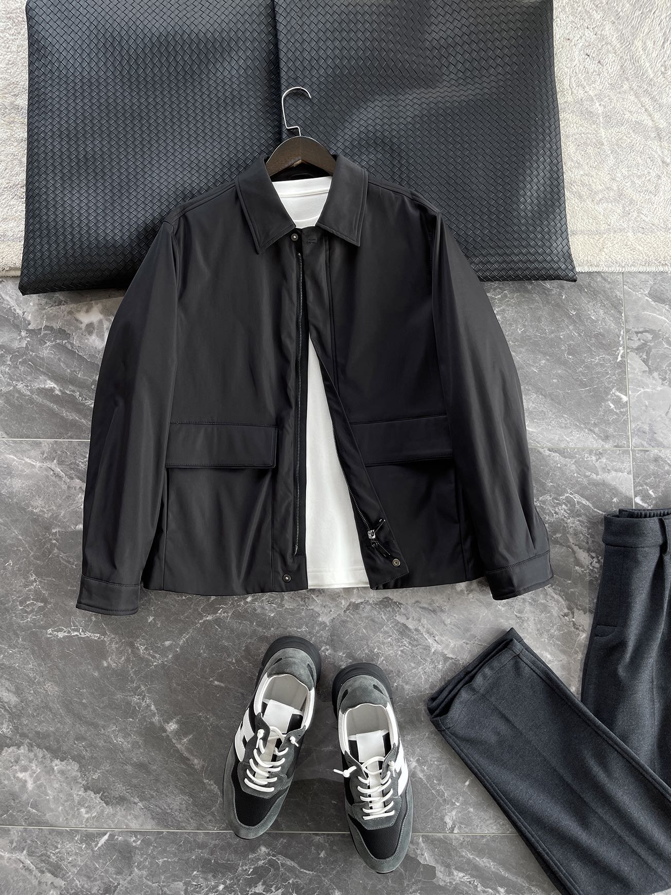 🆕- This collared cotton jacket takes business and casual wear to a new levelDo you want a jacket that can handle various occasions with ease? This lapel jacket perfectly balances the needs of business and leisure with a sharp cut and exquisite details. The 100% polyester twill fabric gives this jacket just the right amount of elasticity and stiffness, without being as restrained as traditional suit jackets, while maintaining a sleek silhouette. The 60g insulation cotton filled inside provides enough warmth even in late autumn and early winter weather, without appearing bulky at all.The most attractive feature of this jacket is its seemingly low-key yet intricate detail design. The classic lapel design continues the usual elegant genes, while the hidden size 5 metal zipper paired with a double four fold placket ensures both convenience in wearing and maintains a simple and smooth appearance. The electroplated gun colored zipper head seamlessly blends with the overall color tone, making it almost imperceptible from a distance. This attention to detail is the essence of luxury brands.The functionality is equally surprising. The dual pocket design on the front side - a combination of vertical digging and lateral opening pockets, meets the storage needs of different items. The widened edge of the bag cover is embedded with environmentally friendly microfiber leather of the same color scheme, which not only enhances durability but also inadvertently exudes a sense of luxury. The leather inlay at the bottom of the placket echoes the bag cover, showcasing the designer's insistence on overall aesthetics.The slightly wide silhouette is very friendly to all body types, and there is no sense of restraint during activities. The two-piece back design not only allows for more freedom of movement, but also cleverly incorporates the 232 highway emblem, becoming the most unique identity symbol of the entire jacket. The solid color lining inside is skin friendly and comfortable, making it particularly smooth to put on and take off.Brown tones are warm and elegant, suitable for creating intellectual images; Classic black is timeless and a safe choice for business occasions. Both colors are versatile enough to easily handle anything from formal meetings to weekend dates. The most important thing is that this jacket requires almost no special care, and the properties of the polyester fiber fabric keep it stiff and stylish at all times.This work interprets the essence of modern business casual wear - maintaining a professional image while also considering daily comfort. The hidden zippers, inlaid leather details, and unique back design silently enhance the wearing experience. It is not the kind of item that highlights its value through a striking logo, but rather impresses those who truly understand the industry with its practicality and exquisite craftsmanship.Color: Brown, Black174-140 upper body size LSize: M-XXXL (48-56)Style number: FXHM8601Size M Chest circumference 116 Shoulder width 48.4 Sleeve length 60 Clothing length 66Size L Chest circumference 120 Shoulder width 49.6 Sleeve length 61.5 Clothing length 67.5XL Chest Size 124 Shoulder Width 50.8 Sleeve Length 63 Clothing Length 69XXL chest circumference 128 shoulder width 52 sleeve length 63.5 clothing length 70XXXL bust circumference 132 shoulder width 53.2 sleeve length 64 garment length 71
