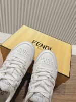 男码加10  Fendi芬迪板鞋首款大头运动鞋~~fendi match篮球运动鞋，最新元素注入加FF复古的设计，超经典百搭系列……
鞋面采用牛皮和牛猄拼接组合，侧面凸起的双F logo，内里采用毛巾布里，TPU发泡组合双色大底不一般的舒适！情侣款35-44 - Image 6