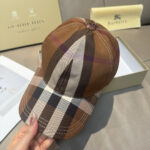 New shipmentComes with a box bag and Burberry original baseball cap, a hot selling item at the counter. Classic plaid, 1:1 custom mold, canvas fabric, pure cotton lining, lightweight and breathable. Perfect design, precise and accurate grid alignment, top layer cowhide leather adjustment buckle, original factory quality, exclusive physical shooting, suitable for both men and women. - Image 5