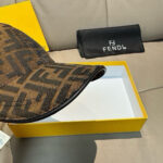Comes with a box bag and Fendi's new original baseball cap, featuring a double F jacquard pattern. It is a hot selling item at the counter and has an excellent reputation for its retro double F jacquard pattern. The 1:1 mold is customized with the original jacquard sail fabric and top layer cowhide, making it lightweight and breathable! Excellent quality, basic head circumference of 56, adjustable patch, must buy item as shown in the picture! - Image 5