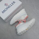 Moncler男士 Monte Runner 防水针织运动鞋
  该系列运动鞋延续了品牌的山地基因，透气防水，耐磨实穿，设计橡胶复合鞋底 适用于任何地形，具有耐久性和出色抓地力，增强缓冲和回弹力 搭配TPU尾翼，
  无论是都市漫游还是各类山地户外运动，都能轻松驾驭，潮酷个性叉充满科技感的外观，喜Gorpcore户外机能风的千万不能错过户外跑步都市漫步设计
Size:38-45 - Image 4