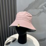 LV路易威登官网同步高版本 新款牛仔渔夫帽
火爆技术升级，洗水牛仔风街头风十足
更符合现在时尚小哥哥小姐姐的style，机场街拍超飒！