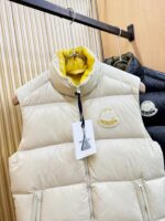 爆款羽绒服 2025新品 Moncler蒙口 新款羽绒马甲 秀场新品，品相非常完美，专柜高科技防水面料，内里90%白鹅绒填充，舒适保暖，色泽饱满诱人，非常出彩的设计，轻松将时髦感进阶，做工极为考究严谨，走线工整细致！大牌设计师巨作！上身不显臃肿、超级帅气！柜台码数: 1-5码 - Image 2