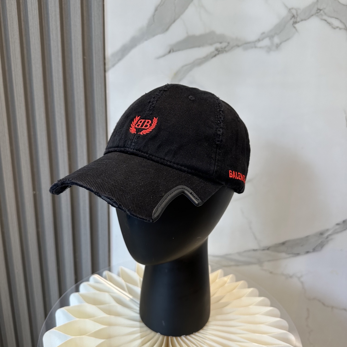BALENCIAGA new logo baseball cap from Balenciaga, cool color scheme, with different styles for men and women to wear, the first batch to be shipped first! Paris fans must make a purchase!
