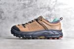 Bodega x HOKA ONE ONE Tor Ultra Low Gore-Tex 托亚系列增强版低帮厚底轻量坦克户外登山运动鞋“联名麦黄绿黑”1145771/NBYL HOKA ONE ONE 在去年异军突起，成为街头时尚圈中的新宠儿，品牌与时尚品牌 Engineered Garments 合作打造的联名 Tor Ultra Low 鞋款，更是设计与话题兼备的重磅之作，而本月 Hoka One One 又为这双超人气之作释出深蓝色、军绿色与黑色三款普通版配色。设计上依旧采用了具备透气性能的 eVent 物料制做鞋身，更搭配 Vibram 大底保留户外血脉，即使少了 Engineered Garments 的联名加持依旧十分出彩。尺码：40 40.5 41 42 42.5 43 44 45