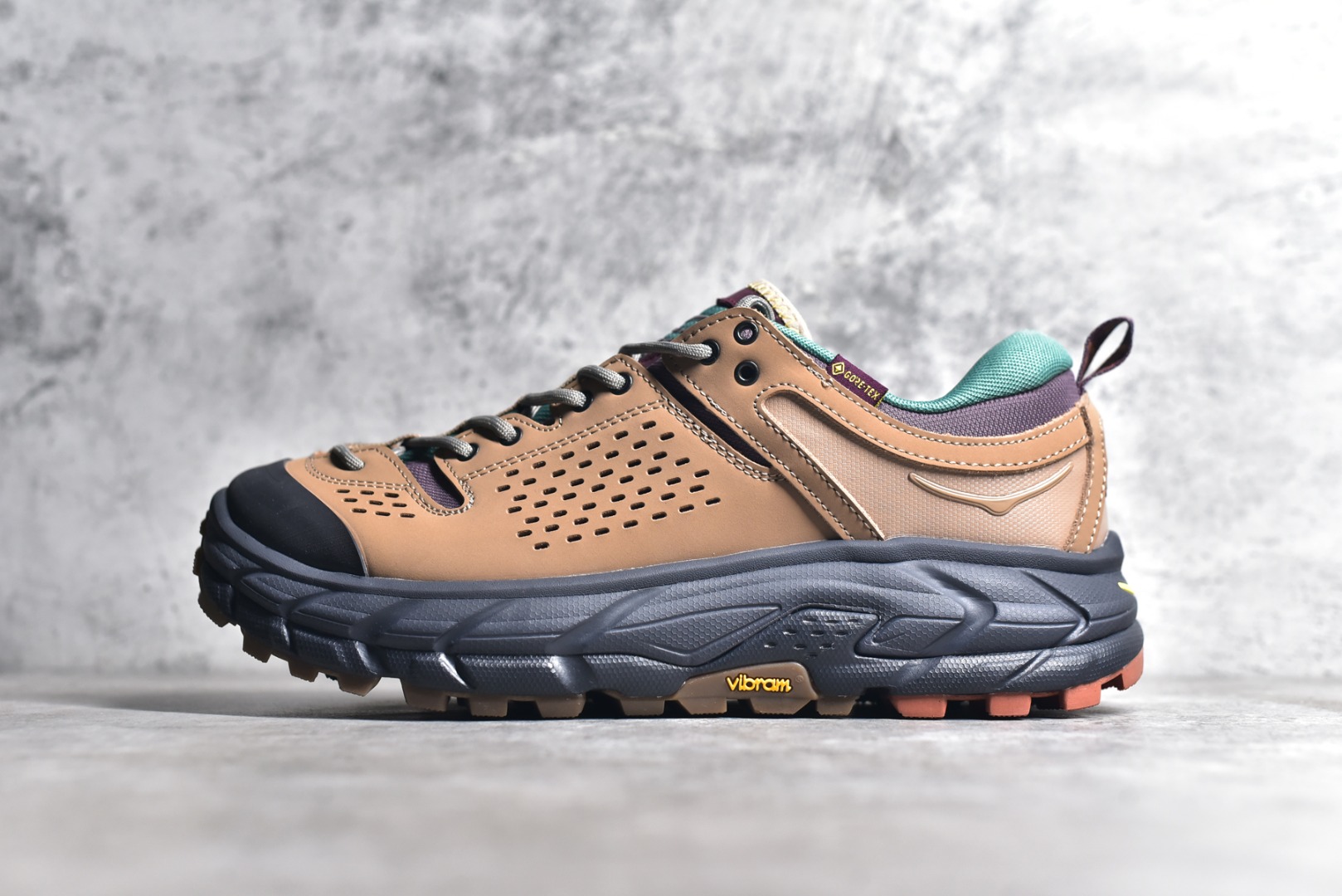 Bodega x HOKA ONE ONE Tor Ultra Low Gore-Tex 托亚系列增强版低帮厚底轻量坦克户外登山运动鞋“联名麦黄绿黑”1145771/NBYL HOKA ONE ONE 在去年异军突起，成为街头时尚圈中的新宠儿，品牌与时尚品牌 Engineered Garments 合作打造的联名 Tor Ultra Low 鞋款，更是设计与话题兼备的重磅之作，而本月 Hoka One One 又为这双超人气之作释出深蓝色、军绿色与黑色三款普通版配色。设计上依旧采用了具备透气性能的 eVent 物料制做鞋身，更搭配 Vibram 大底保留户外血脉，即使少了 Engineered Garments 的联名加持依旧十分出彩。尺码：40 40.5 41 42 42.5 43 44 45