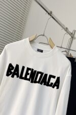 G151 BA 🔥 Balenciaga's 25 New Spring HoodiesBALENCIAGA Balenciaga letter printParisian Family Round Neck Hoodie (Large Shoulder Style)Original fabric official same style400g double stranded large looped fabric dyed in the same vat feels very comfortable to the touchThe latest brick cabinet for spring and summer, synchronized with fashion and personality, is a super versatile and beautiful hoodieBoth men and women are very suitable and essential for human handsHanging tag, label, washing wheat, three standards, complete packaging, snow pear paper1:1 original version creates high control of detailsFabric: 400g double stranded large loopSize: M-3XL - Image 4