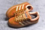 ▪panan权威实拍💯#AD30200
新货🚀#坏痞兔Bad Bunny x AD Gazelle Indoor Trainers "Benito"羚羊内训系统低帮复古百搭休闲运动德训风板鞋“棕色变形鞋头” JS5050

鞋款整体选择了简约的黑白皮革搭配浅灰色长绒麂皮材质，最后以半透明生胶大底收尾，质感在线。不同于以往联名的调色盘操作，Bad Bunny对Gazelle indoor进行了加宽加厚处理，以及鞋头变形的设计，带来全新的歪头面包鞋型Gazelle。此外，鞋款标签直接呈现在后跟处，鞋侧adidas标识下方还加入了"benito"字样，辨识度拉满。
尺码：35 36 36⅔ 37⅓ 38 38⅔ 39⅓ 40 40⅔ 41⅓ 42 42⅔ 43⅓ 44 44⅔ 45 - Image 7