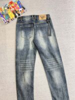 【Armani Jeans | Classic Denim, Embossed with Luxury DNA】 When streetwear meets haute couture, a pair of jeans can become a badge of status.
Deconstructing the language of denim with centuries-old craftsmanship, we infuse every inch of fabric with a modern attitude and luxurious details, making everyday wear a silent declaration of taste.
✨ A pair of jeans is an attitude, and even more so, a legacy.
It's not just a wardrobe essential, but also an interpretation of the brand's spirit—
"From suitcases to jeans, we have always defined the boundaries of luxury with the ultimate craftsmanship."
Sizes: 28-42 - Image 9