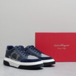 Ferragamo菲拉格慕 男新款休闲运动鞋 运动时尚魅力 经典搭配色 打造迷人个性化印花设计 高雅风格与休闲气韵交相辉映，张扬都市时髦风范。丰富色彩交织摩登韵味，简洁线条勾勒廓形包身，演绎休闲美学经典
-鞋面·🔝纳帕牛皮·品牌帆布·车缝品牌图腾
-内里·帆布，垫脚：顶级牛皮
-原版·TPR·橡胶发泡·双色成型大底
-Size 38-44 - Image 2