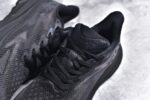 纯原级别 HOKA ONE ONE Clifton 克里夫顿9代专业性能减震公路跑步鞋 轻盈透气的针织网面和纱线的使用让鞋面更挺拔 增强鞋面的强度和支撑性能 搭配柔软的鞋舌 让双脚在舒适包裹中跑的更加畅快 全新泡棉中底 柔软的同时增强回弹性能 为不同跑者提供更平稳流畅的脚感 带来全面的缓冲保护 根据人体工程学设计的延长拉襟 后跟处弹软的海绵填充舒适固定 避免掉跟和摩擦 相比上一代光滑的内衬 Clifton 9的内衬增强了摩擦力 避免双脚在鞋内滑动 SIZE：36 36.5 37.5 38 38.5 39 40 40.5 41 42 42.5 43 44 44.5 45 - Image 9