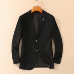 Zegna's new men's wool suit jacket for autumn and winter 2025 is made to high standards with top-notch ready to wear clothing. It is custom-made in Italy with wool fabric, which has a delicate and soft touch. The upper body is firm and stylish, with a natural and comfortable texture. The continuity of the fabric is excellent, and the upper body effect is superb, controlling any body shape. The overall brand is decorated with Thousand Bird Grid craftsmanship, exuding a strong sense of luxury. The design of two buttons, atmospheric and perfect ready to wear cut, stands out in terms of styling effect, and is a must-have for urban early autumn casual matching. Size: M-4XL slim fit 178 135 L slim fit maximum weight 190 pounds