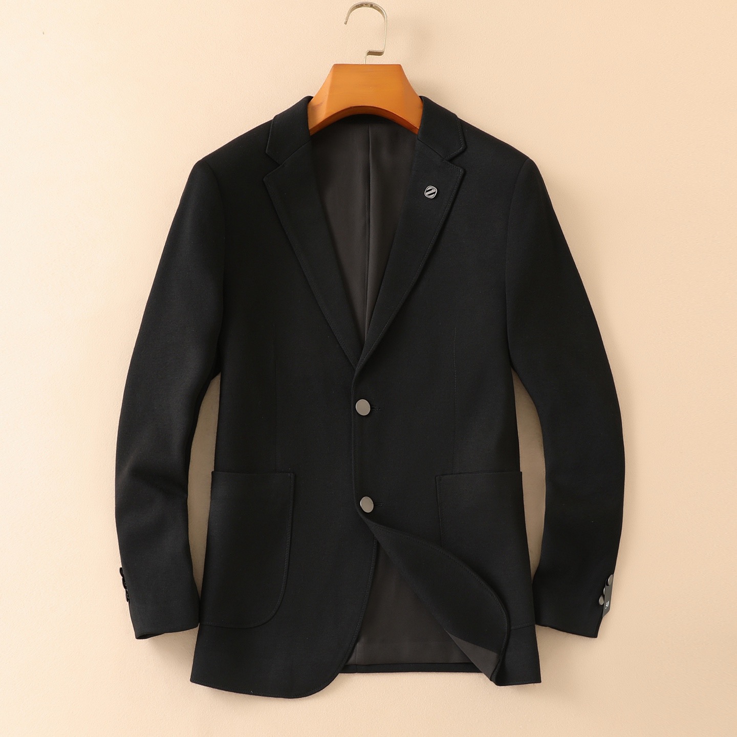 Zegna's new men's wool suit jacket for autumn and winter 2025 is made to high standards with top-notch ready to wear clothing. It is custom-made in Italy with wool fabric, which has a delicate and soft touch. The upper body is firm and stylish, with a natural and comfortable texture. The continuity of the fabric is excellent, and the upper body effect is superb, controlling any body shape. The overall brand is decorated with Thousand Bird Grid craftsmanship, exuding a strong sense of luxury. The design of two buttons, atmospheric and perfect ready to wear cut, stands out in terms of styling effect, and is a must-have for urban early autumn casual matching. Size: M-4XL slim fit 178 135 L slim fit maximum weight 190 pounds