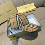 Hot selling item return!Burberry original baseball cap with box bag, hot selling item at the counter, dark patterned knight, 1:1 custom mold, canvas fabric, pure cotton lining, lightweight and breathable. Perfect design, precise and accurate grid alignment, top layer cowhide leather adjustment buckle, original factory quality, exclusive physical shooting, suitable for both men and women. - Image 4