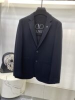 华伦天奴2025秋季新品男士休闲羊毛西装西服外套，高级定制高密西装面料，成衣经过丝光处理，超级柔软舒适，质感超赞。上身时尚有型，做工精雕细琢。视觉效果超强。专柜原版剪裁，全原版五金辅料，衣橱里绝无仅有的潮爆佳品。 尺码：M-3XL 178 140斤L修身 最大穿190斤 - Image 4