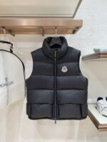。特级羽绒⬆️Moncler x Christopher Raxxy 明星同款 男女款3D绗缝拉链羽绒马甲. 
🎁出厂标配全套柜台礼盒包装.升级原版磁吸礼盒.
这款羽绒是Moncler xChristopher Raxxy系列的男女同款单品，装饰元素传达了梦想阶梯的设计理念。
演员周雨彤、王安宇倾情演绎“梦幻楼梯”设计理念.
这款立体绗缝羽绒马甲采用轻质抗撕裂面料制成，由品牌携手
Christopher Raxxy合作打造。此款羽绒外套设计源自螺旋楼梯，其装饰元素代表着蜿蜒曲折的命运台阶。
详情
•采用轻质抗撕裂面料制成
•细密抗撕裂面料衬里
•拉链开和
•隐藏式口袋
•防风门襟
•拉链开合
•绗缝贴片，填充羽绒
•联名毛毡标识贴片
Size : 0-4黑色/浅蓝/奶白/三色入.情侣款