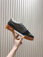 Fendi芬迪板鞋首款大头运动鞋~~fendi match篮球运动鞋，最新元素注入加FF复古的设计，超经典百搭系列……
鞋面采用牛皮和牛猄拼接组合，侧面凸起的双F logo，内里采用毛巾布里，TPU发泡组合双色大底不一般的舒适！情侣款35-44(男码加10)