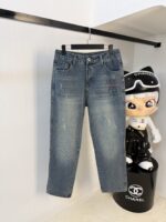 【Gucci Jeans | Classic Denim, Engraved with Luxury DNA】 When street style meets haute couture, a pair of jeans can become a badge of status.
Deconstructing the language of denim with centuries-old craftsmanship, we infuse every inch of fabric with a modern attitude and luxurious details, making everyday wear a silent declaration of taste.
✨ A pair of jeans is an attitude, and even more so, a legacy.
It's not just a wardrobe essential, but also an interpretation of the brand's spirit—
"From suitcases to jeans, we have always defined the boundaries of luxury with the ultimate craftsmanship."
Sizes: 28-42 - Image 2
