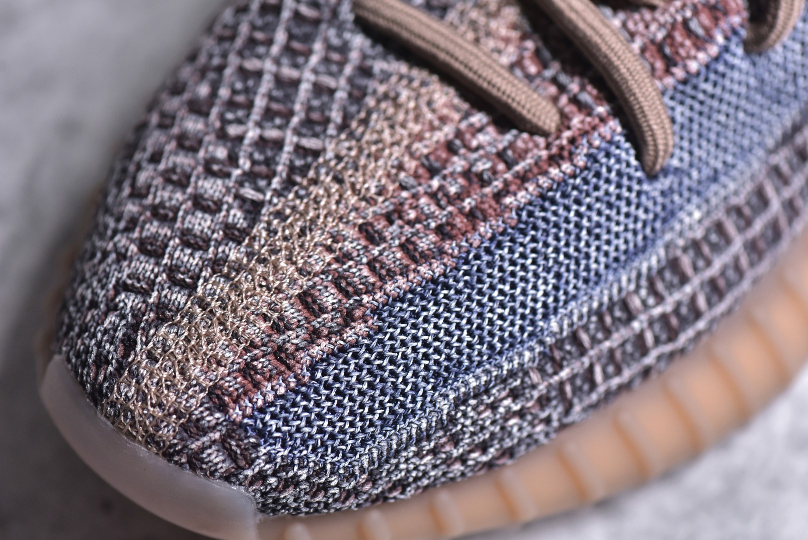 ▪️细节鉴定
新批次 Yeezy 350V2 原鞋开模完美打造