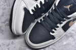 ▪🐼权威实拍💯#SI32310
新货🚀#Air Jordan AJ1 Low 低帮 白黑金钩 IH0649-021 全新流水线出品 DT版本唯一平替选择 市场第二梯队最强版 全部原鞋开发 原楦原纸板开发 全鞋电脑针车 原厂内置全掌气垫 原盒内在原标 唯一Zp原版鞋带绑法 免检产品 全新2022版型 全头层皮料 完美零毛边处理 原厂配置全掌气垫 价格定位良心 几十个配色陆续出货 实拍调校N版已经零色差零失真 百分百还原实物色彩所见即所得 不存在货不对板色差等低级问题 选购参考实物拍摄 不混卖不参货 只用心做好货严格选品 承诺混一赔十 SIZE：36 36.5 37.5 38 38.5 39 40 40.5 41 42 42.5 43 44 44.5 45 46 - Image 8