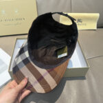 New shipmentComes with a box bag and Burberry original baseball cap, a hot selling item at the counter. Classic plaid, 1:1 custom mold, canvas fabric, pure cotton lining, lightweight and breathable. Perfect design, precise and accurate grid alignment, top layer cowhide leather adjustment buckle, original factory quality, exclusive physical shooting, suitable for both men and women. - Image 6